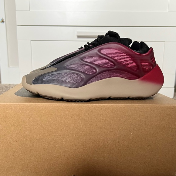 Yeezy 700 V3 Fade Carbon Preowned WM6 - Picture 3 of 7